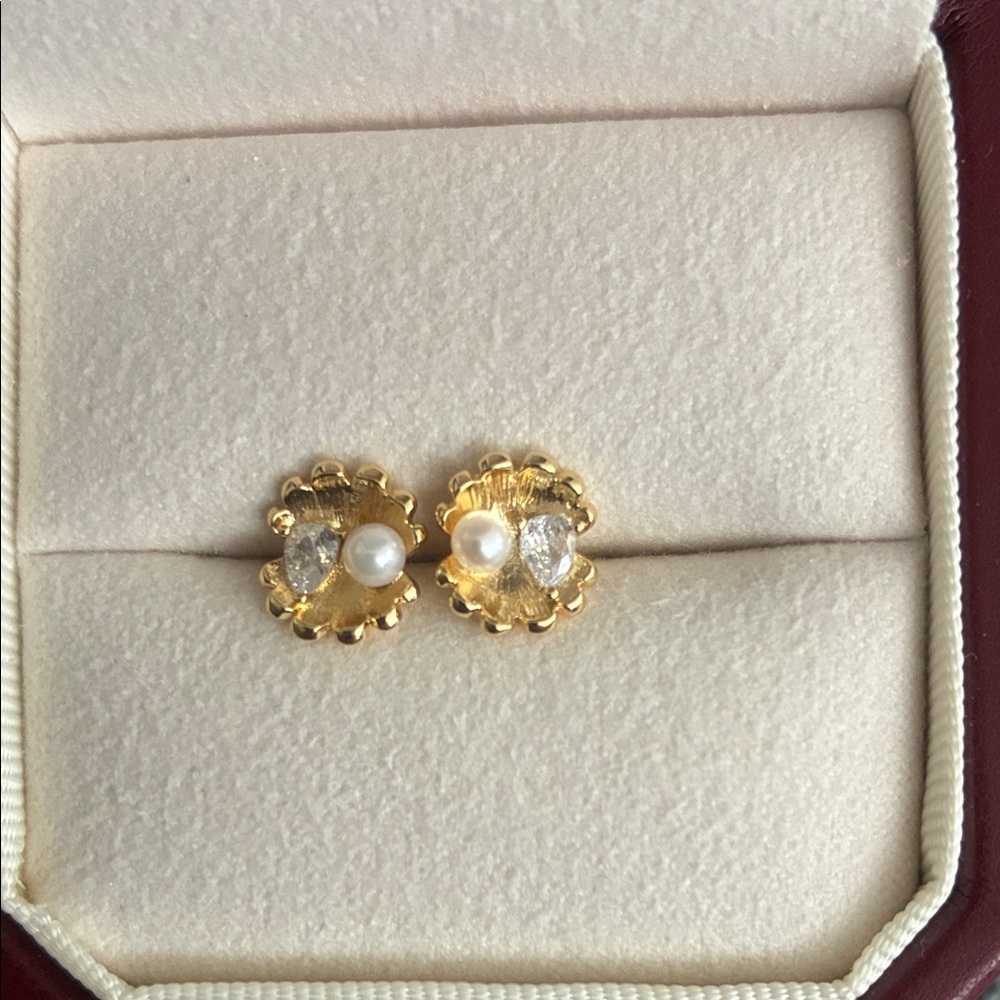 Elegant Gold and Pearl Stud Earrings